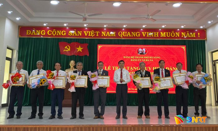 Đảng ủy xã Bà Nà trao Huy hiệu Đảng cho 29 đảng viên. Ảnh: VĨNH LỘC