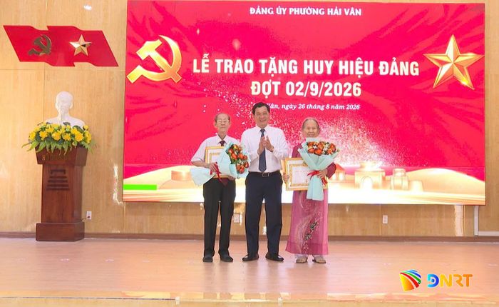 Phó Chủ tịch Thường trực HĐND thành phố Trần Phước Sơn (đứng giữa) trao Huy hiệu 60 năm tuổi Đảng cho các đảng viên. Ảnh: QUANG PHI - HUYỀN TRÂN