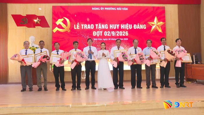 Lãnh đạo phường Hải Vân trao Huy hiệu 35 năm tuổi Đảng cho các đảng viên. Ảnh: QUANG PHI - HUYỀN TRÂN