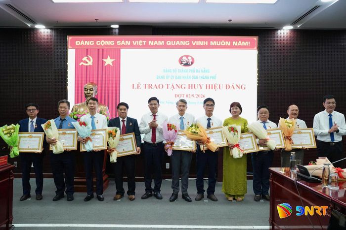 Các đảng viên nhận Huy hiệu 30 năm tuổi Đảng. Ảnh: THÀNH CÔNG