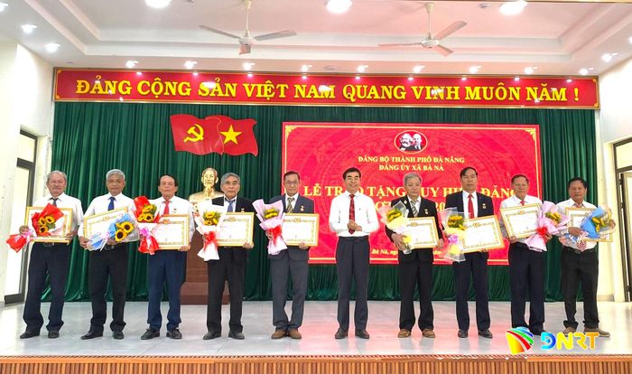 Đảng ủy xã Bà Nà trao Huy hiệu Đảng cho 29 đảng viên. Ảnh: VĨNH LỘC