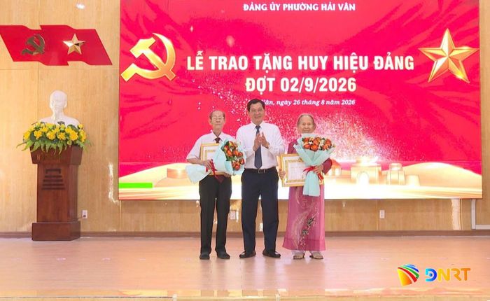 Phó Chủ tịch Thường trực HĐND thành phố Trần Phước Sơn (đứng giữa) trao Huy hiệu 60 năm tuổi Đảng cho các đảng viên. Ảnh: QUANG PHI - HUYỀN TRÂN