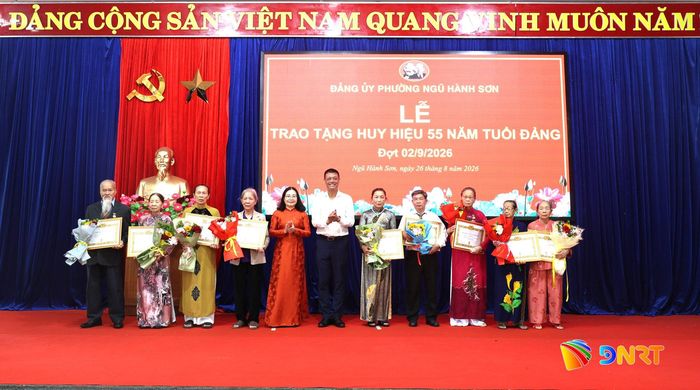 Phó Chủ nhiệm Ủy ban Kiểm tra Thành ủy Nguyễn Hà Nam (giữa) trao Huy hiệu 55 tuổi Đảng cho đảng viên. Ảnh: NGỌC HÀ
