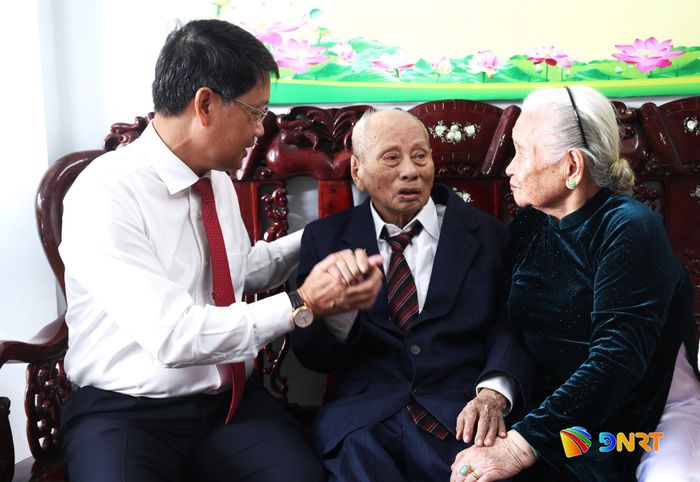 Phó Bí thư Thành ủy Ngô Xuân Thắng (bên trái) ân cần hỏi thăm sức khỏe đồng chí Trần Thục. Ảnh: NGỌC HÀ