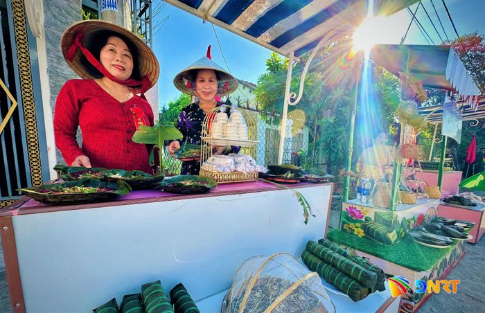 Người dân trưng bày các món ẩm thực truyền thống phục vụ du khách tại lễ hội đình Chiên Đàn. Ảnh: ALĂNG NGƯỚC
