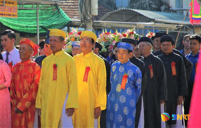 Các vị cao niên đại diện Ban quản trị đình Chiên Đàn cùng chính quyền và người dân địa phương thực hiện nghi thức dâng lễ vật cúng tiên linh. Ảnh: ALĂNG NGƯỚC