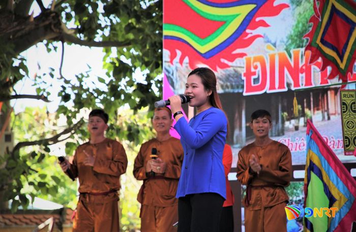 Câu lạc bộ hô hát bài chòi xã Chiên Đàn trình diễn nghệ thuật hô hát bài chòi xứ Quảng. Ảnh: ALĂNG NGƯỚC