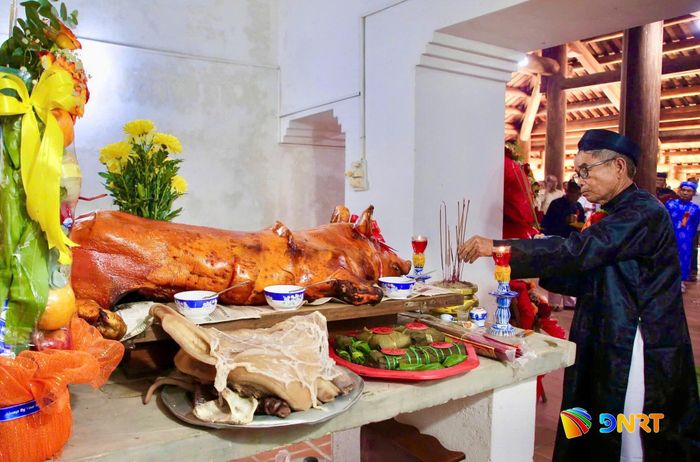 Các vị cao niên đại diện tộc họ xóm làng Chiên Đàn xưa chuẩn bị lễ vật cúng tiên linh. Ảnh: ALĂNG NGƯỚC