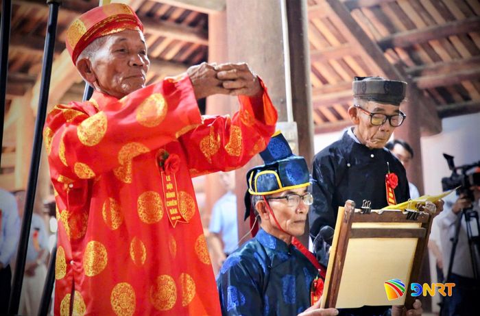 Các vị cao niên thực hiện nghi thức cúng cổ truyền tại đình làng Chiên Đàn. Ảnh: ALĂNG NGƯỚC