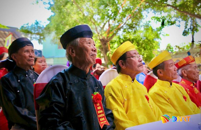 Đông đảo các vị trưởng tộc, bô lão và người dân xã Chiên Đàn tham dự và theo dõi lễ hội truyền thống. Ảnh: ALĂNG NGƯỚC