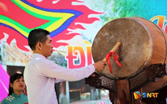 Chủ tịch UBND xã Chiên Đàn Lê Văn Ninh đánh trống khai hội đình làng Chiên Đàn năm 2026. Ảnh: ALĂNG NGƯỚC