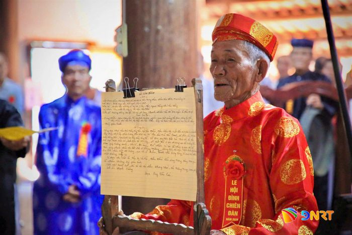 Đại diện Ban quản trị đình làng Chiên Đàn dâng bài cúng đình trước khi diễn ra lễ cúng chính thức. Ảnh: ALĂNG NGƯỚC