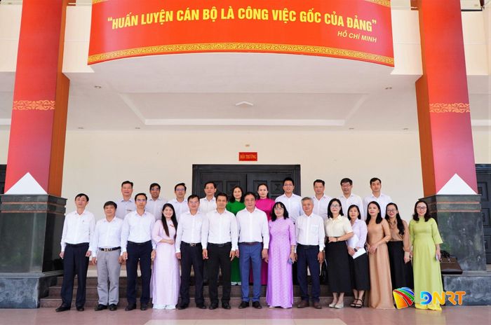 Phó Bí thư Thường trực Thành ủy Nguyễn Khắc Toàn (hàng đầu, thứ 7, từ trái sang) và đại diện sở, ban, ngành chụp hình lưu niệm cùng cán bộ lãnh đạo Trường Chính trị thành phố. Ảnh: VINH ANH