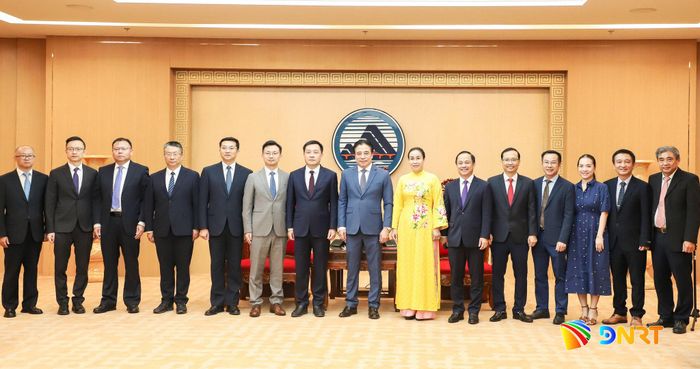 Đại biểu 2 địa phương chụp ảnh lưu niệm. Ảnh: NGỌC PHÚ