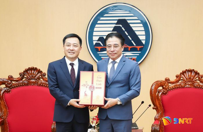 Phó Bí thư Thường trực Thành ủy Nguyễn Khắc Toàn (bên phải) tặng quà lưu niệm cho ông Lưu Hồng Kiến, Phó Bí thư Tỉnh ủy Vân Nam, Bí thư Thành ủy Côn Minh. Ảnh: NGỌC PHÚ