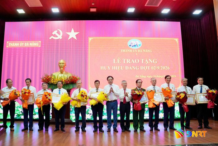Lãnh đạo Thành ủy trao Huy hiệu Đảng cho các đồng chí Thành ủy viên và nguyên Tỉnh ủy viên, Thành ủy viên. Ảnh: T.CÔNG