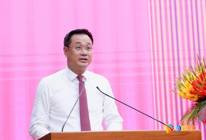 Bí thư Thành ủy Lê Ngọc Quang phát biểu tại buổi lễ trao tặng Huy hiệu Đảng. Ảnh: T.CÔNG