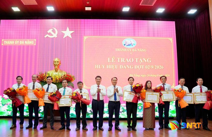 Lãnh đạo Thành ủy trao Huy hiệu Đảng cho các đảng viên nguyên Thành ủy viên, Tỉnh ủy viên và các đảng viên thuộc diện Ban Thường vụ Thành ủy quản lý. Ảnh: T.CÔNG