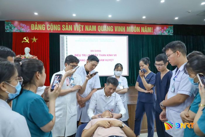 Chuyên gia Bệnh viện Tuệ Tĩnh hướng dẫn kỹ thuật xoa bóp bấm huyệt nâng cao cho đội ngũ y tế Bệnh viện Y học cổ truyền thành phố Đà Nẵng. Ảnh: DUY AN