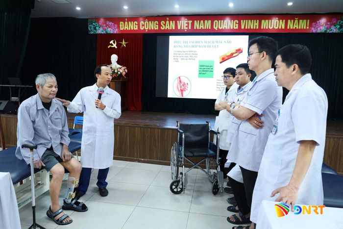 Đội ngũ y tế Bệnh viện Y học cổ truyền thành phố Đà Nẵng tiếp cận các kỹ thuật xoa bóp bấm huyệt chuyên sâu. Ảnh: DUY AN
