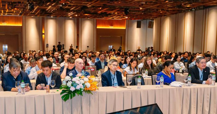 Khách tham dự trong và ngoài nước lắng nghe về xu hướng mới nhất của AI