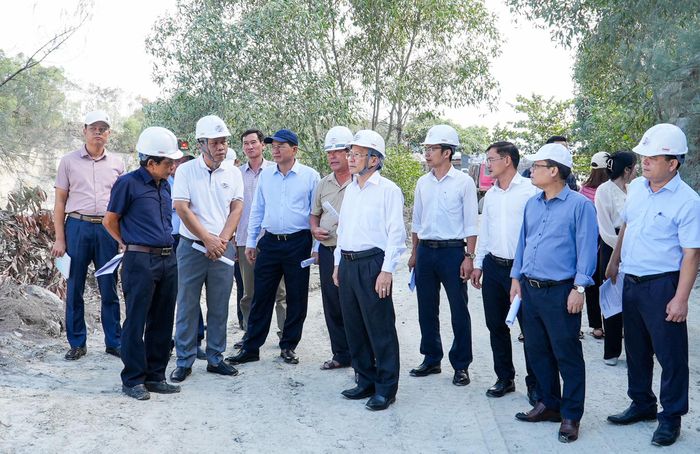 Đoàn giám sát của Thường trực HĐND thành phố giám sát hoạt động khai thác khoáng sản tại xã Núi Thành. Ảnh: HỒ QUÂN
