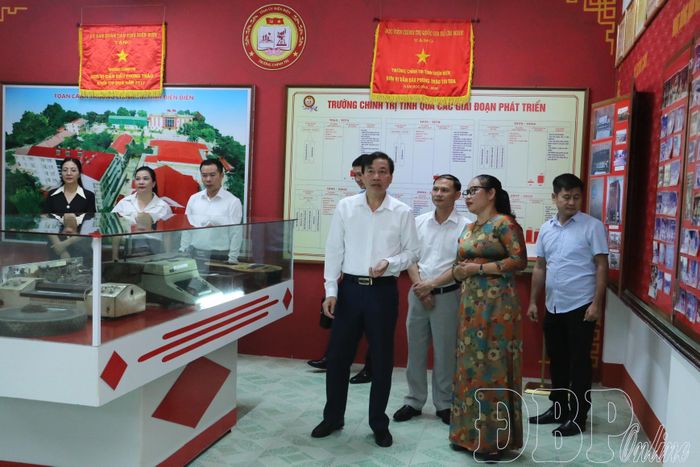 Đồng chí Lê Văn Lương, Phó Bí thư Tỉnh ủy, Chủ tịch UBND tỉnh tham quan phòng truyền thống Trường Chính trị tỉnh.