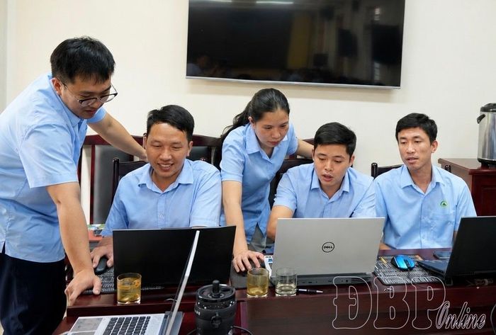 Cán bộ, viên chức Quỹ Bảo vệ và Phát triển rừng tỉnh thực hành xử lý dữ liệu trên phần mềm Pix4Dmapper để so sánh kết quả trên bản đồ.