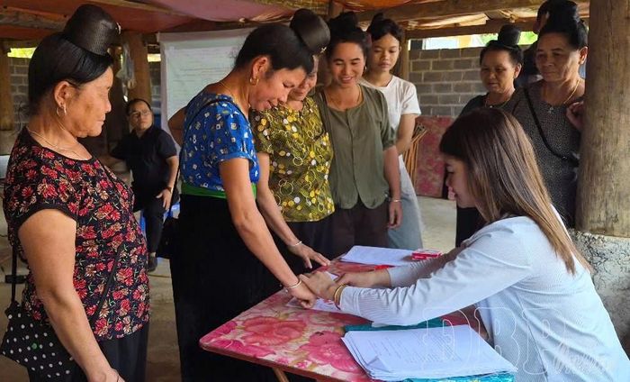 Quỹ Bảo vệ và Phát triển rừng hướng dẫn các thủ tục liên quan đến tài khoản nhận tiền DVMTR tại bản Cộng (xã Búng Lao).