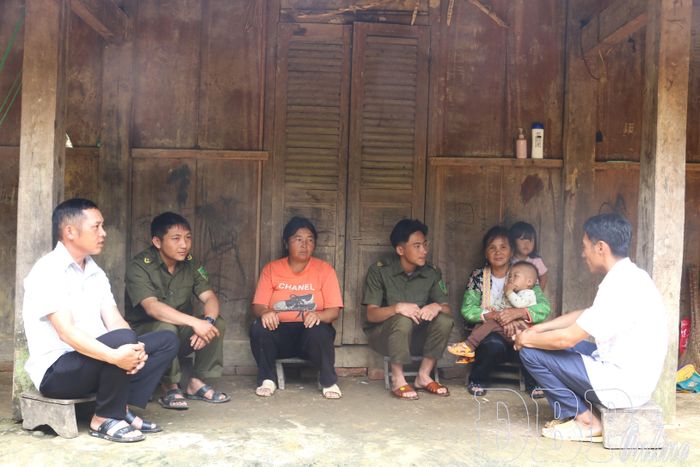 Trưởng bản, người uy tín, Tổ bảo vệ an ninh cơ sở ở Tìa Dình thường xuyên tuyên truyền, vận động nhân dân tránh xa ma túy...