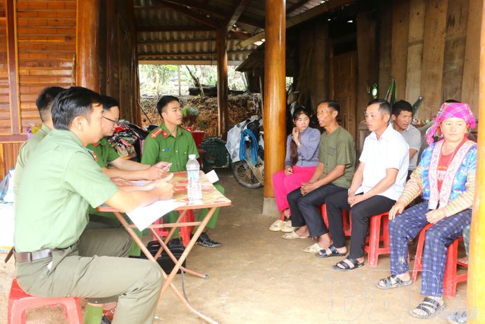 Người dân bản Trống Dình được lực lượng Công an xã tuyên truyền pháp luật về phòng, chống ma túy.