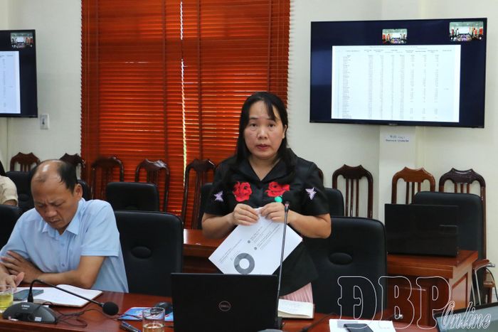 Đại diện lãnh đạo Văn phòng Đăng ký đất đai tỉnh giải đáp thắc mắc, khó khăn của các xã.