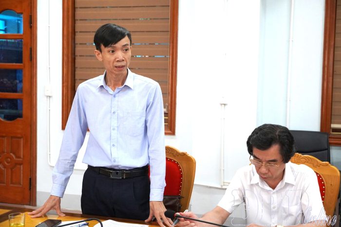 Lãnh đạo Báo và PTTH Điện Biên phát biểu tại cuộc họp.