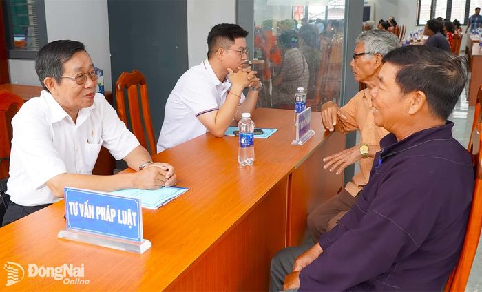 Các luật sư, luật gia của thành phố tư vấn pháp luật miễn phí cho người dân xã Sông Ray, tại chương trình tuyên truyền pháp luật do Sở Tư pháp tổ chức.