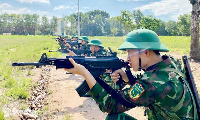 Học viên Trường Sĩ quan Lục quân 2 thực hành các bài bắn trên thao trường.