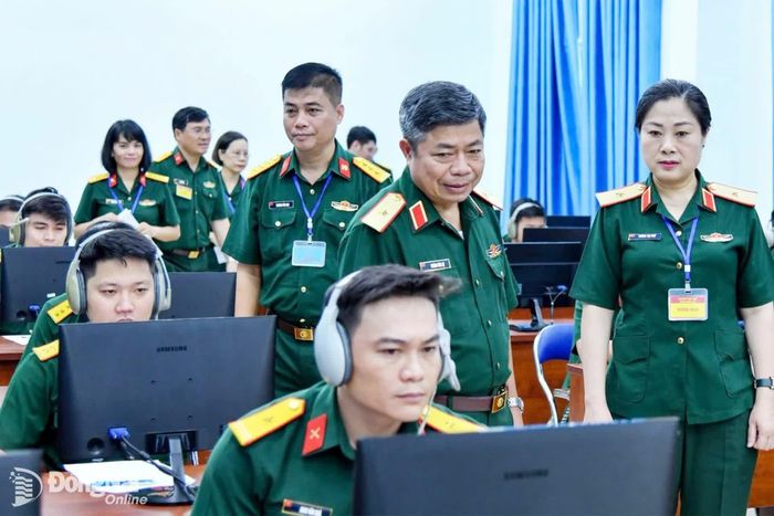 Thủ trưởng Cục Quân huấn - Nhà trường Bộ Tổng Tham mưu Quân đội nhân dân Việt Nam kiểm tra đánh giá chất lượng đào tạo tiếng Anh tại Trường Sĩ quan Lục quân 2. Ảnh: ĐVCC