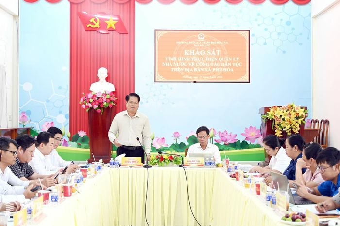 Ông Điểu Điều, Trưởng ban Dân tộc HĐND thành phố Đồng Nai phát biểu trong buổi khảo sát tại xã Phú Hòa. Ảnh: Phạm Quang