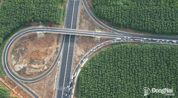 Nút giao cao tốc Phan Thiết - Dầu Giây với quốc lộ 56 đoạn qua địa bàn phường Hàng Gòn, thành phố Đồng Nai. Ảnh: Phạm Tùng
