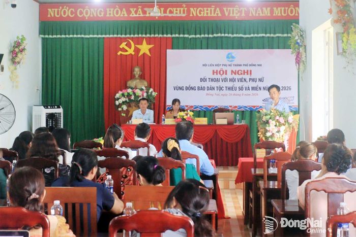 Đại diện lãnh đạo xã Đa Kia trao đổi làm rõ các ý kiến đặt ra tại hội nghị đối thoại. Ảnh: Nga Sơn