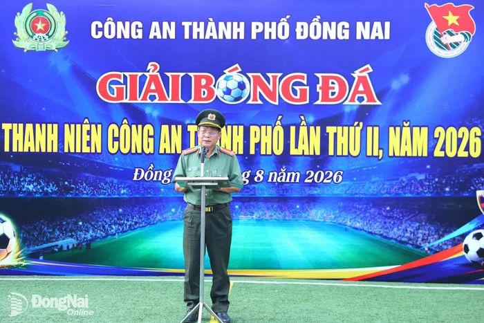 Đại tá Dương Văn Mạnh, Phó Giám đốc Công an thành phố Đồng Nai phát biểu khai mạc giải. Ảnh: Huy Anh