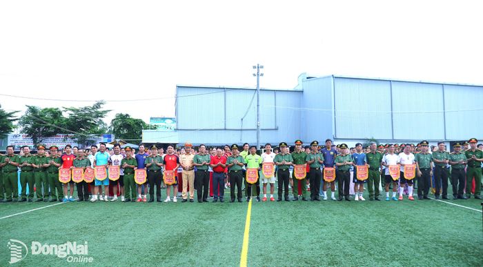Các đại biểu cùng các đội bóng tham dự giải tại lễ khai mạc. Ảnh: Huy Anh