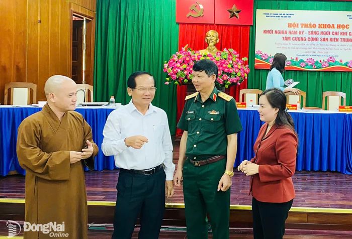 Đồng chí Nguyễn Thị Hồng Trang, Thành ủy viên, Phó Trưởng ban Thường trực Ban Tuyên giáo và Dân vận Thành ủy Đồng Nai trao đổi với các đại biểu bên lề hội thảo. Ảnh: Lê Sơn