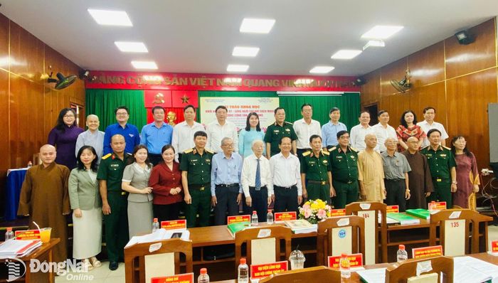 Đại biểu tham dự hội thảo chụp ảnh lưu niệm sau hội thảo. Ảnh: Lê Sơn