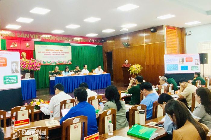 Thành ủy viên, Phó Trưởng ban Thường trực Ban Tuyên giáo và Dân vận Thành ủy Đồng Nai Nguyễn Thị Hồng Trang trình bày tham luận “Đảng bộ và nhân dân thành phố Đồng Nai trong Khởi nghĩa Nam Kỳ”. Ảnh: Lê Sơn