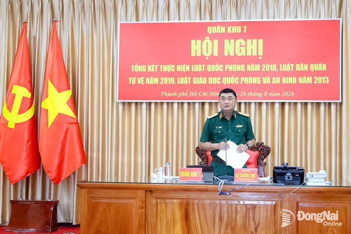 Trung tướng Lê Xuân Thế, Ủy viên Trung ương Đảng, Ủy viên Quân ủy Trung ương, Tư lệnh Quân khu 7 phát biểu chỉ đạo hội nghị. Ảnh: Lê Huy