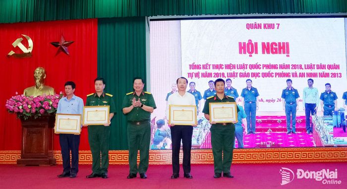 Thừa ủy quyền của thủ trưởng Quân khu 7, Đại tá Huỳnh Công Tới trao Bằng khen của Bộ Tư lệnh Quân khu 7 cho các tập thể, cá nhân thành phố Đồng Nai. Ảnh: Nguyệt Hà