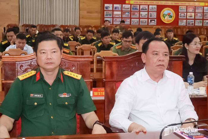 Phó Bí thư Thành ủy Đồng Nai Võ Tấn Đức và Đại tá Huỳnh Công Tới, Phó Chỉ huy trưởng, Tham mưu trưởng Bộ Chỉ huy Quân sự thành phố dự hội nghị tại điểm cầu Đồng Nai. Ảnh: Nguyệt Hà