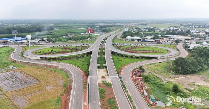 Các tuyến giao thông kết nối Sân bay Long Thành đang được thành phố Đồng Nai phối hợp với các đơn vị, địa phương đầu tư xây dựng phục vụ khai thác khi sân bay đi vào hoạt động. Ảnh: Phạm Tùng
