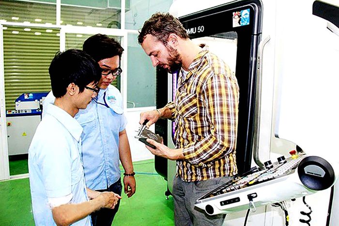 Học viên Trường cao đẳng Công nghệ quốc tế Lilama 2 thực tập trên thiết bị hiện đại. Ảnh tư liệu