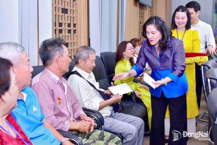 Thứ trưởng Bộ Nội vụ Nguyễn Thị Hà tặng quà người có công Đồng Nai. Ảnh: ĐVCC